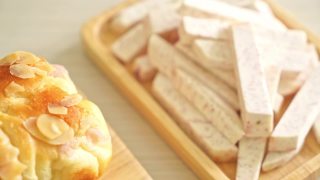 木板上的美味芋头吐司面包视频素材模板下载