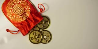 幸运袋里有传统古代货币金币