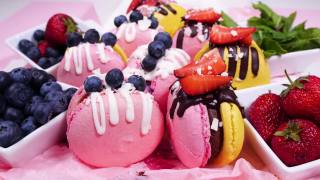 盒装甜品，手工制作的美味食品，马卡龙，巧克力装饰的新鲜草莓和蓝莓甜点，精致的黄色和粉红色蛋糕，糖和健康食品视频素材模板下载