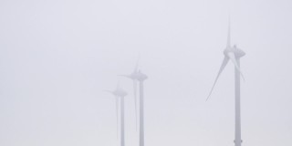 雾中转动叶片的风车