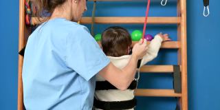 残疾儿童在康复治疗医院玩耍、学习和锻炼，是残疾儿童的生活方式。快乐的残疾儿童概念。