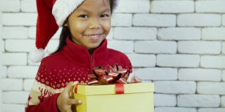 亚洲可爱的小女孩收到来自她父母的礼品盒。