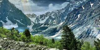 山的风景。与雾谷。油画风格。美丽的白雪覆盖的山口。动画。循环。