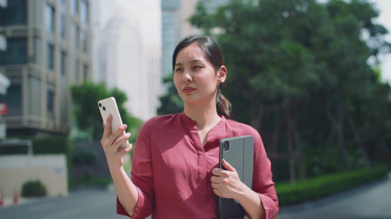 亚洲女性视频通话智能手机给她的朋友