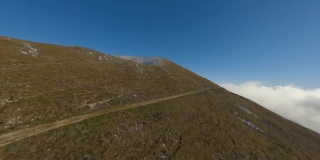 鸟瞰图体育FPV无人机飞行风景如画的丘陵地形与农村房子阿布哈兹