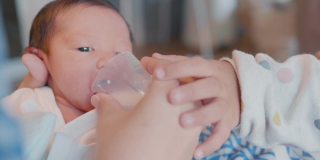 新生儿喝牛奶。