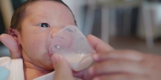 新生儿吃牛奶。