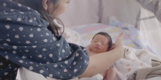 快乐的亚洲可爱儿子新生婴儿睡觉。新出生的。