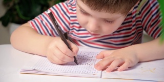 学龄前儿童学习写字，写抄写本。