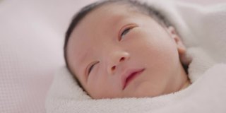 快乐亚洲可爱的儿子新生婴儿睡觉。新出生的。