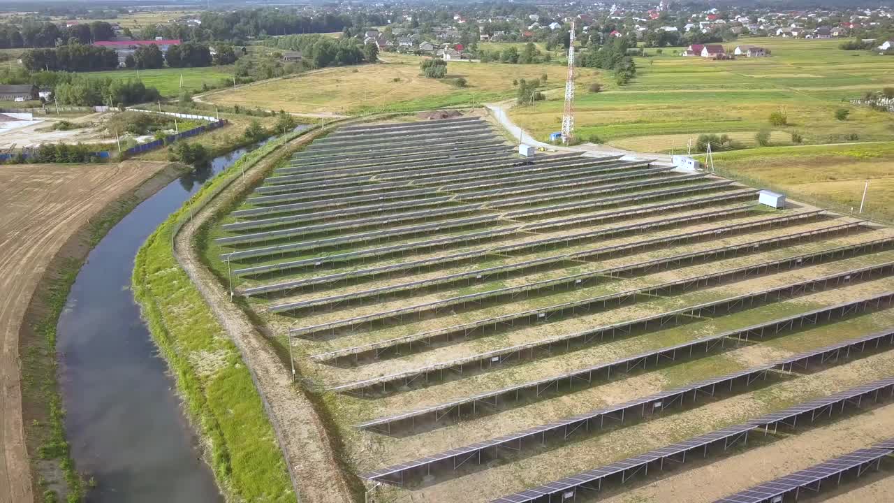 太阳能发电厂鸟瞰图。生产清洁生态能源的电板