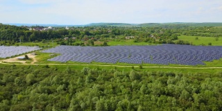 鸟瞰图的大型可持续发电厂与许多排太阳能光伏板生产清洁的生态电能。零排放概念的可再生电力
