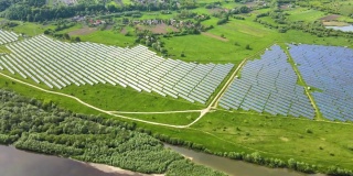 鸟瞰图的大型可持续发电厂与许多排太阳能光伏板生产清洁的生态电能。零排放概念的可再生电力