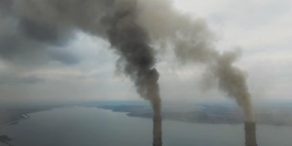 火电厂高空鸟瞰图，黑烟正飘向污染大气。