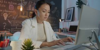 亚洲企业家在晚上用电脑打字和喝咖啡的慢镜头