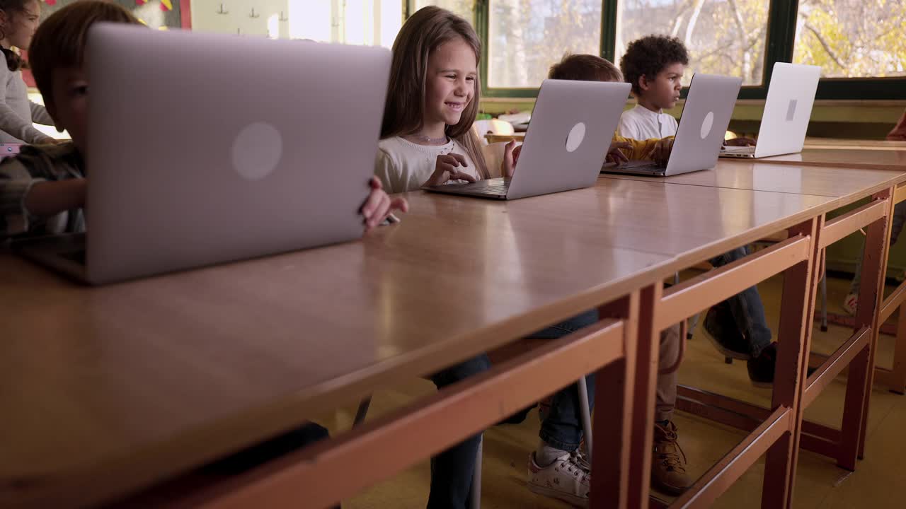 数字原住民学生在小学使用电脑。