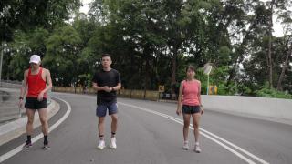 一群亚洲华人运动员在周末跑步练习视频素材模板下载