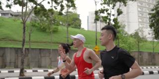 一群亚洲华人运动员在周末跑步练习
