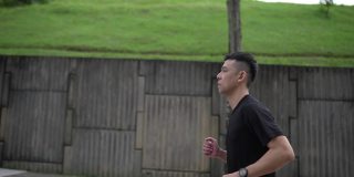 亚洲中国运动员在周末跑步练习