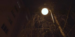 在冬季的夜晚，独灯照亮了居住城区