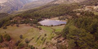 太阳能电池板或太阳能电池在太阳能农场在山区