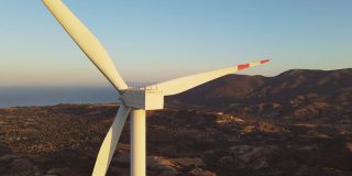 日出时的风力涡轮机。风力发电厂产生绿色能源与碳中性