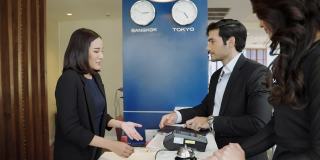 客人在酒店大堂的edc机器上使用信用卡支付服务费用。