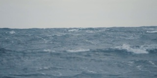 在波涛汹涌的大海上，从船上观看大海的波涛