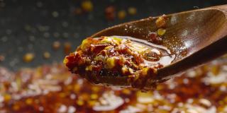辣椒油的生产工艺，花生油和家庭烹饪中的辣椒，辣椒粉和辣椒油的混合，川菜