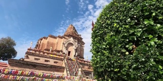 在考古遗址前的平移视图是Wat Chedi Luang Varavihara。