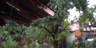 雨水落在后院生锈的屋顶上