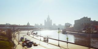 从莫斯科大桥上拍摄的春日清晨河上科特尔尼切斯卡亚河堤
