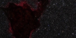 以光速穿越太空中红色星云的宇宙飞船。三维动画