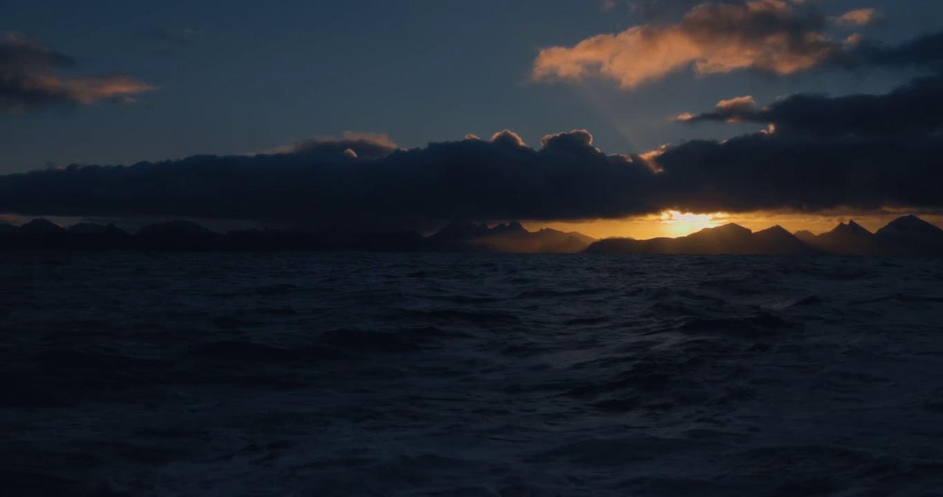 从船上观看波涛汹涌的大海，在开阔的海洋上观赏壮丽的日落