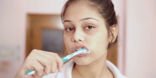 印度年轻的印度妇女正在刷牙。