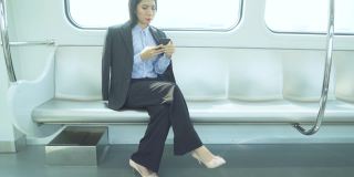 女职工在火车上使用手机