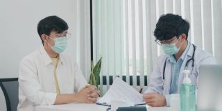 医生们正在解释在疫情期间戴口罩的患者的治疗方法。