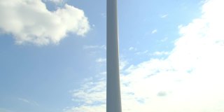 海上风力涡轮机在多云的天空下发电