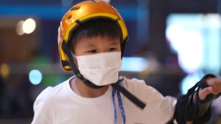 亚洲男孩只是在室内练习轮滑和直排轮滑视频素材模板下载