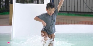 亚洲男孩在室内游泳池和水上公园的水下玩耍和游泳