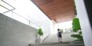 亚洲男孩去上学，有创造性的空间和建筑。