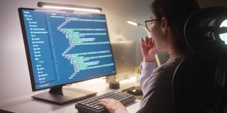 开发人员程序员在晚上工作在计算机代码