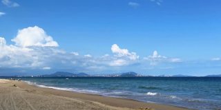 海滩下的蓝天在三亚，海南，中国