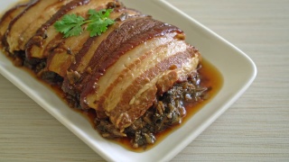梅菜口肉或蒸五花肉配芥菜菜-中国菜的风格视频素材模板下载