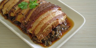 梅菜口肉或蒸五花肉配芥菜菜-中国菜的风格