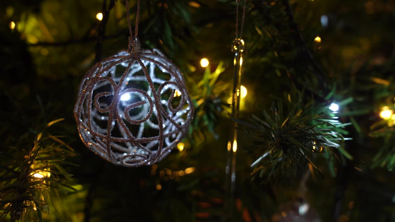 圣诞树装饰。银色的金属球。圣诞节和节假日