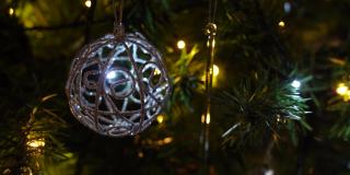 圣诞树装饰。银色的金属球。圣诞节和节假日