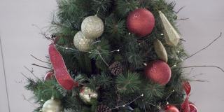 公共区域的圣诞树上挂着闪亮的圣诞装饰品。从下往上倾斜射击。