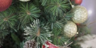 公共区域的圣诞树上挂着闪亮的圣诞装饰品。从下往上倾斜射击。