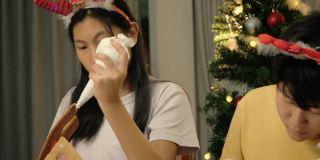 亚洲的孩子们晚上在家里一起做姜饼屋，庆祝圣诞节的生活理念。
